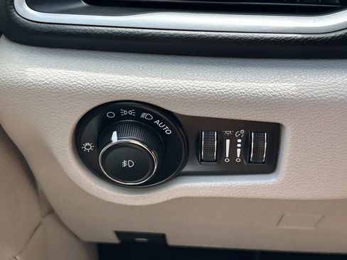 Used 2023 Chrysler Pacifica Touring-L FWD image 38