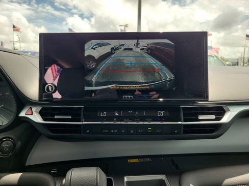 Used 2025 Toyota Sienna XLE FWD image 27