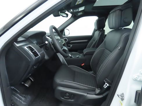 Used 2024 Land Rover Discovery Dynamic SE image 19