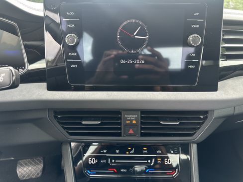 Used 2025 Volkswagen Jetta SE FWD image 28