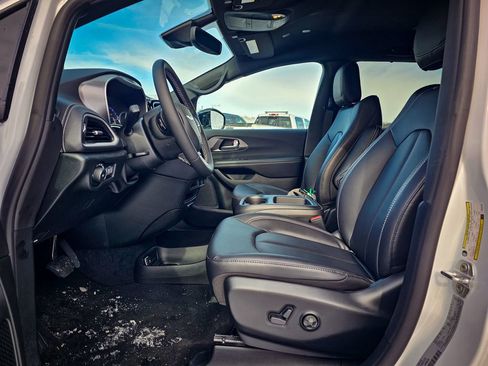 New 2026 Chrysler Pacifica Select image 12