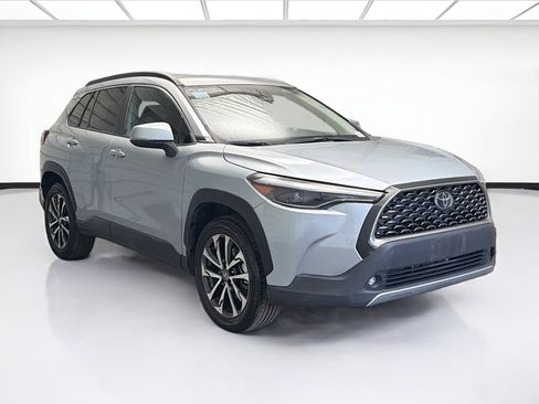 Used 2024 Toyota Corolla Cross XLE image 3