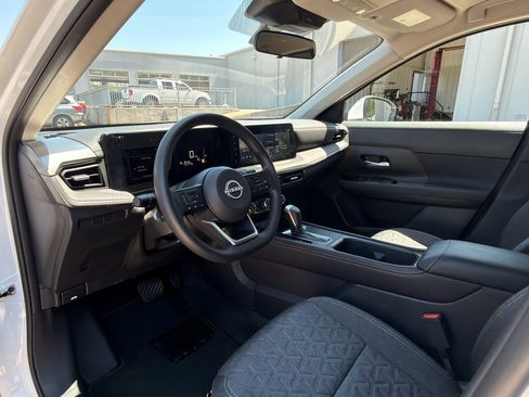 Used 2025 Nissan Kicks SV image 11