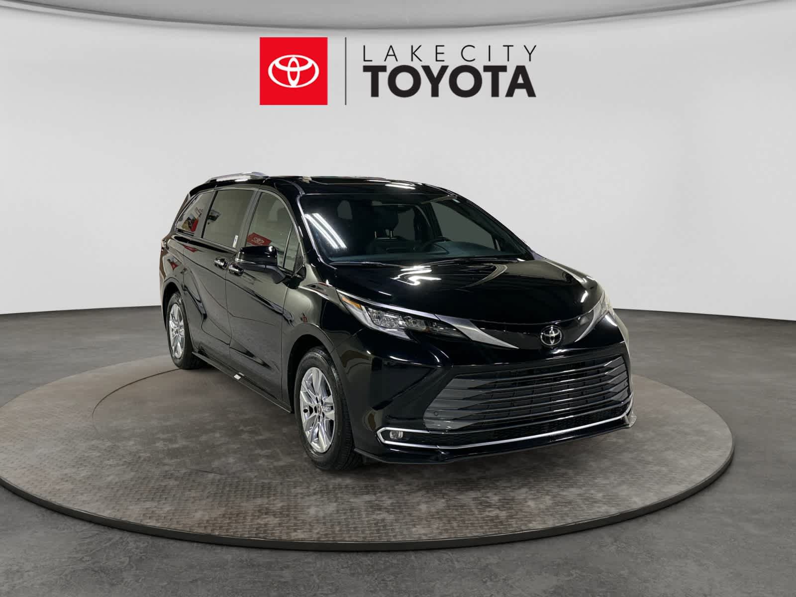 Used 2026 Toyota Sienna Limited FWD image 9