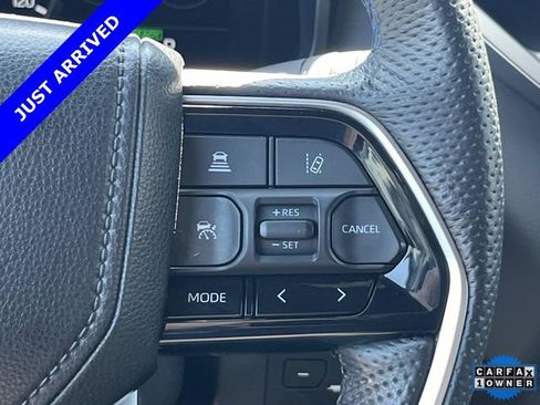 Used 2025 Toyota Sequoia Platinum AWD/4WD image 32