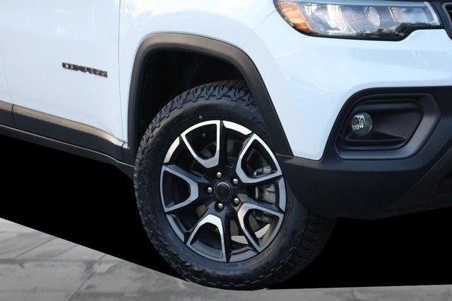 Used 2025 Jeep Compass Trailhawk AWD/4WD image 3