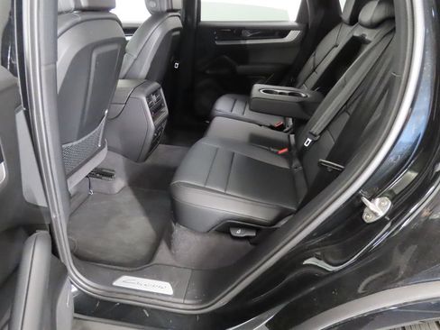 Certified 2024 Porsche Cayenne AWD/4WD image 42