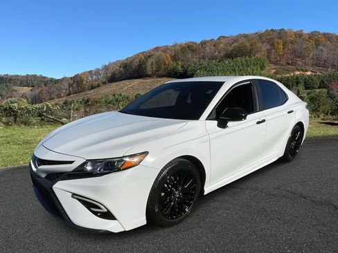Used 2019 Toyota Camry SE image 3