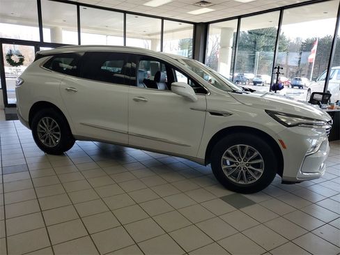 Used 2024 Buick Enclave Premium image 3