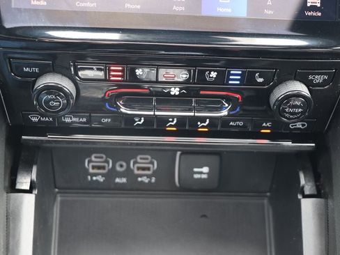 Used 2024 Jeep Grand Cherokee L Limited w/ Luxury Tech Group II image 21