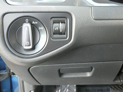 Used 2018 Volkswagen Golf S image 69