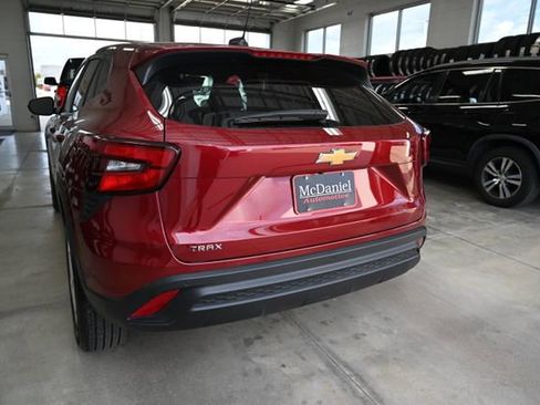 Used 2025 Chevrolet Trax LS w/ LS Convenience Package image 7