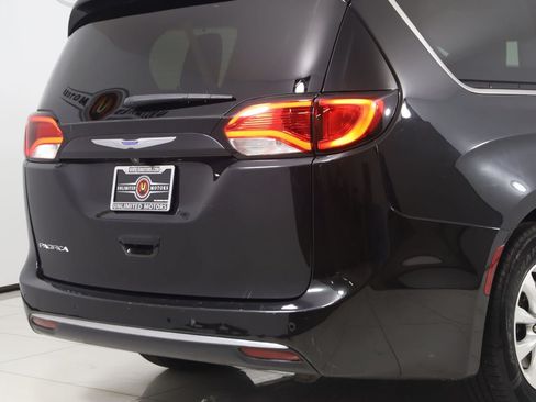 Used 2018 Chrysler Pacifica Touring-L FWD image 40