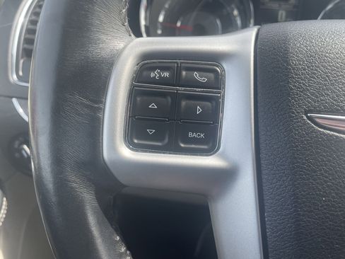 Used 2016 Chrysler Town & Country Touring image 15