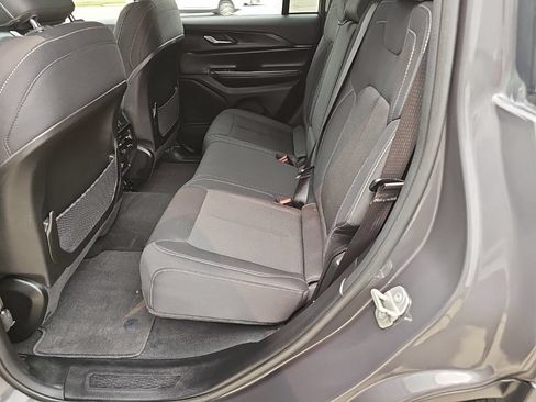 Used 2023 Jeep Grand Cherokee Laredo AWD/4WD image 16