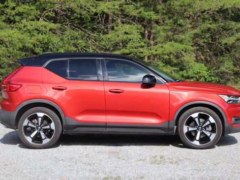 Used 2019 Volvo XC40 T4 R-Design FWD image 2