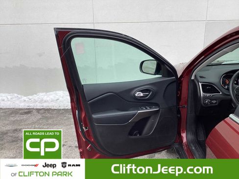 Certified 2020 Jeep Cherokee Latitude Plus w/ Cold Weather Group image 10