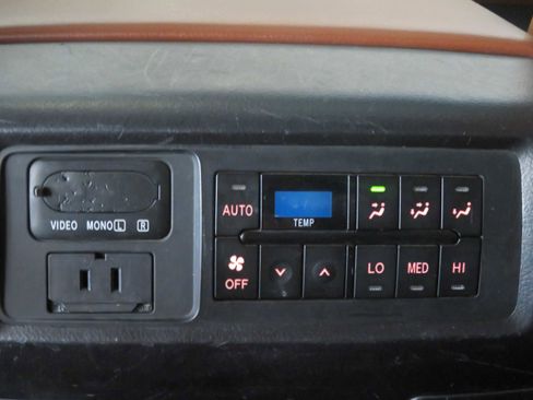 Used 2017 Toyota Sequoia Platinum RWD image 64