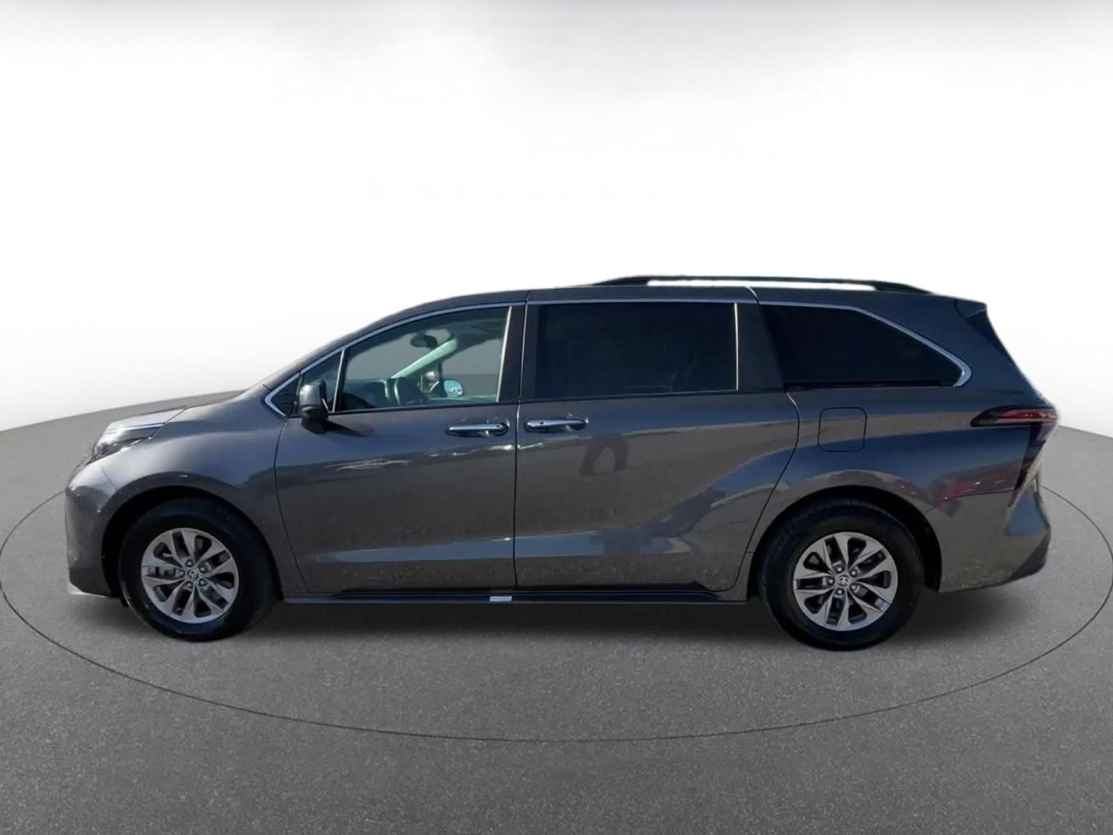 Used 2025 Toyota Sienna XLE FWD image 8