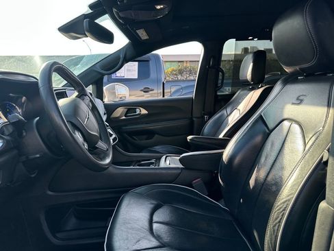 Used 2022 Chrysler Pacifica Limited w/ Uconnect Theater Family Group image 12