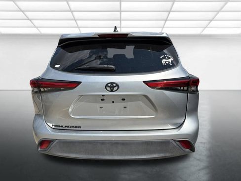 Used 2022 Toyota Highlander L FWD image 3