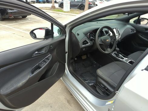 Used 2018 Chevrolet Cruze LT w/ Convenience Package FWD image 6