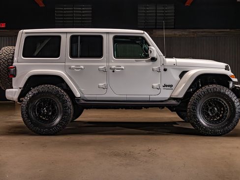 Used 2022 Jeep Wrangler Unlimited Sahara AWD/4WD image 11