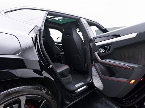 Used 2022 Lamborghini Urus image 32