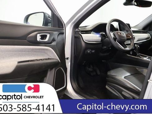 Used 2025 Jeep Compass Latitude image 10