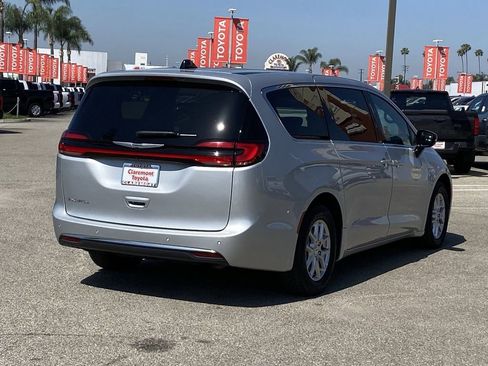 Used 2024 Chrysler Pacifica Touring FWD image 43