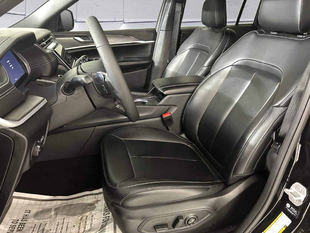 Used 2025 Jeep Grand Cherokee Limited AWD/4WD image 7