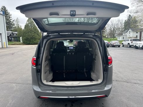 Used 2023 Chrysler Pacifica Touring-L image 17