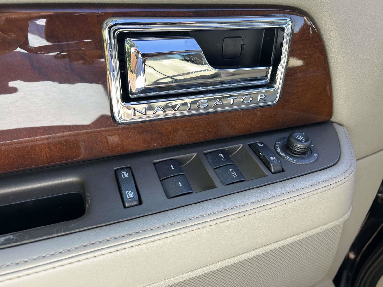 Used 2014 Lincoln Navigator 2WD image 20