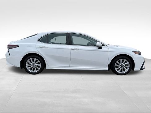 Used 2022 Toyota Camry SE image 9
