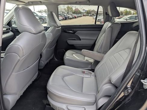 Used 2023 Toyota Highlander XLE FWD image 29