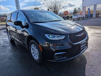 New 2026 Chrysler Pacifica Select video 2