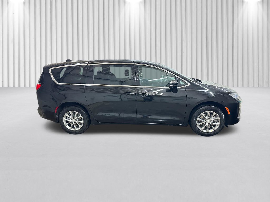 New 2027 Chrysler Pacifica Select AWD/4WD image 3