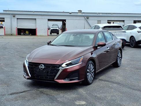 Used 2024 Nissan Altima 2.5 SV w/ SV Premium Package FWD image 2