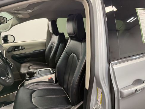 Used 2024 Chrysler Pacifica Touring-L image 59