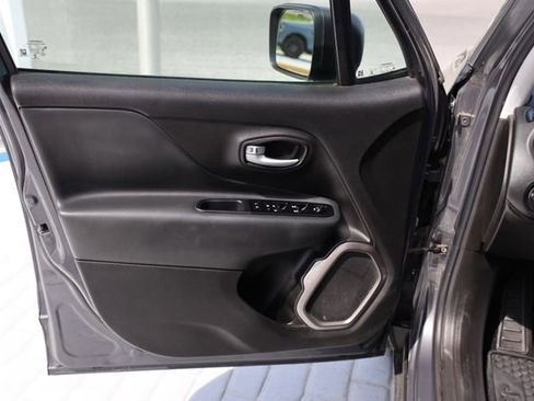 Used 2022 Jeep Renegade Latitude w/ Convenience Group AWD/4WD image 10