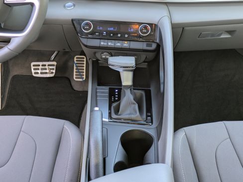 Used 2025 Hyundai Elantra Sport image 19