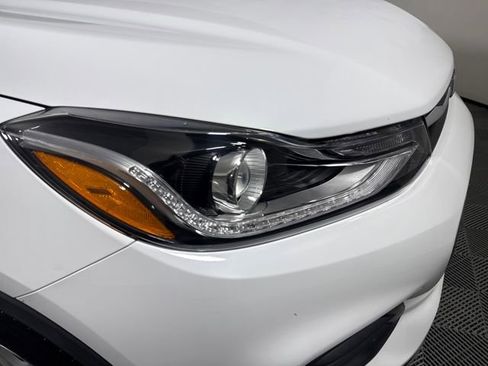 Used 2020 Chevrolet Trax LT w/ LT Convenience Package image 12