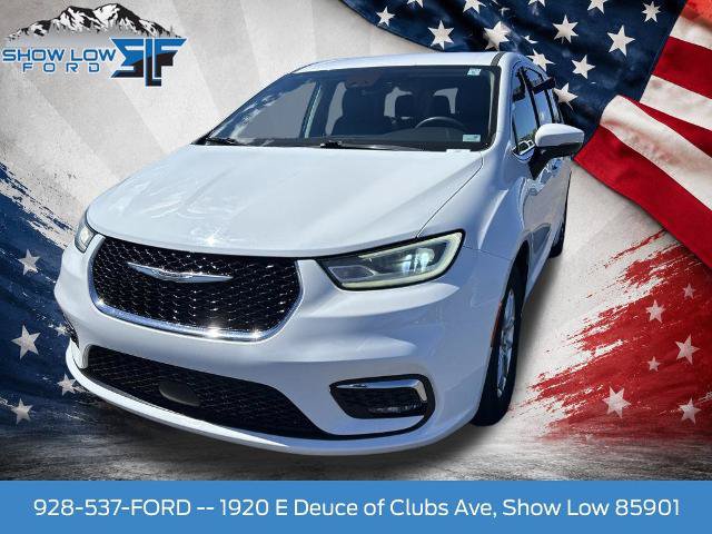 Used 2023 Chrysler Pacifica Touring-L FWD image 3