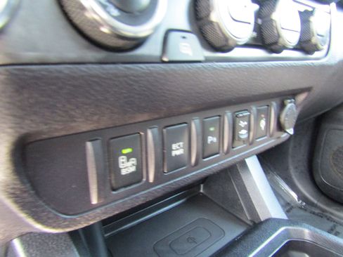 Used 2017 Toyota Tacoma TRD Sport w/ Premium & Technology Package image 41