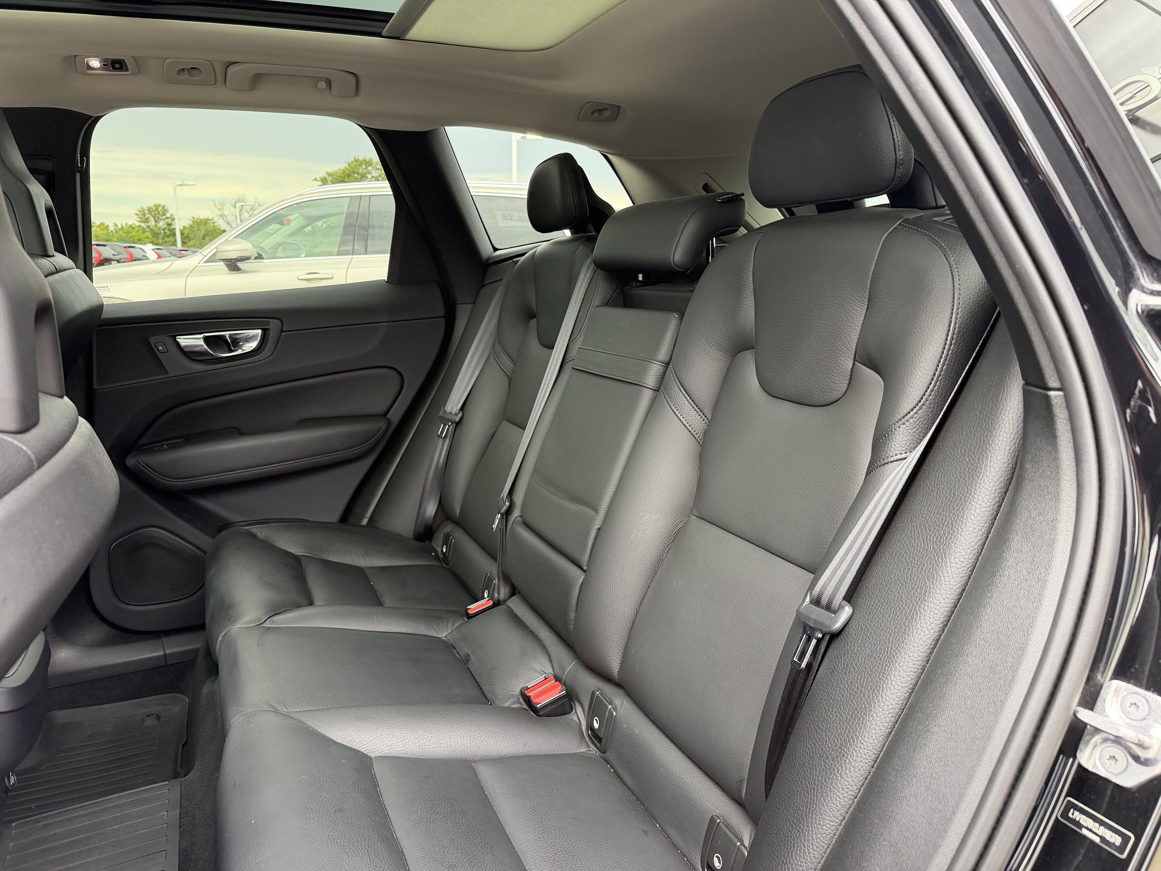 Used 2018 Volvo XC60 T5 Momentum w/ Convenience Package AWD/4WD image 10