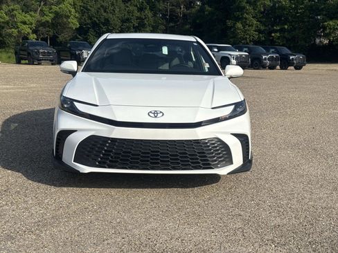 Used 2025 Toyota Camry SE FWD image 8