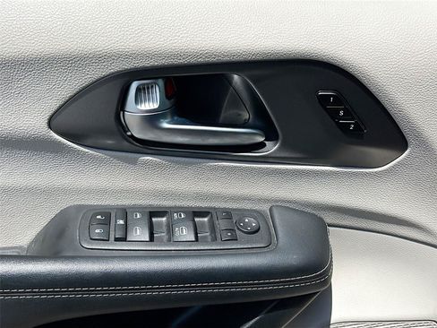 Used 2023 Chrysler Pacifica Touring-L FWD image 17