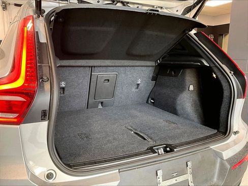 Used 2025 Volvo XC40 B5 Plus image 24