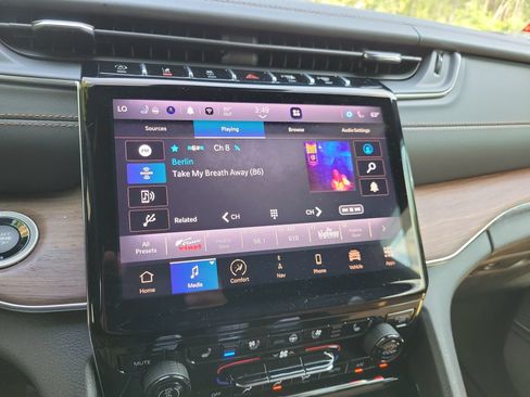 Used 2023 Jeep Grand Cherokee L Summit w/ Luxury Tech Group V AWD/4WD image 41