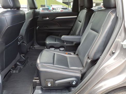Used 2019 Toyota Highlander XLE AWD/4WD image 7